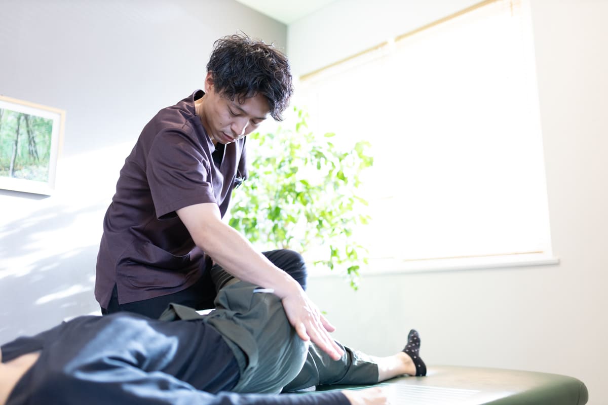 整体屋玄鳥で施術を行う国家資格者の様子