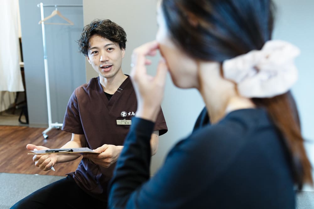 肩こりや腰痛に悩みを聞く院長